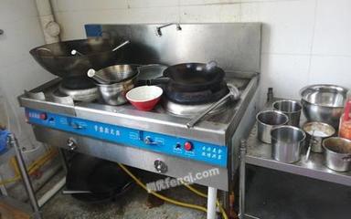 湖北黄冈厨房设备出售冰箱,冰柜,蒸饭车,炉子,货架,烤箱,盘子等等7000元